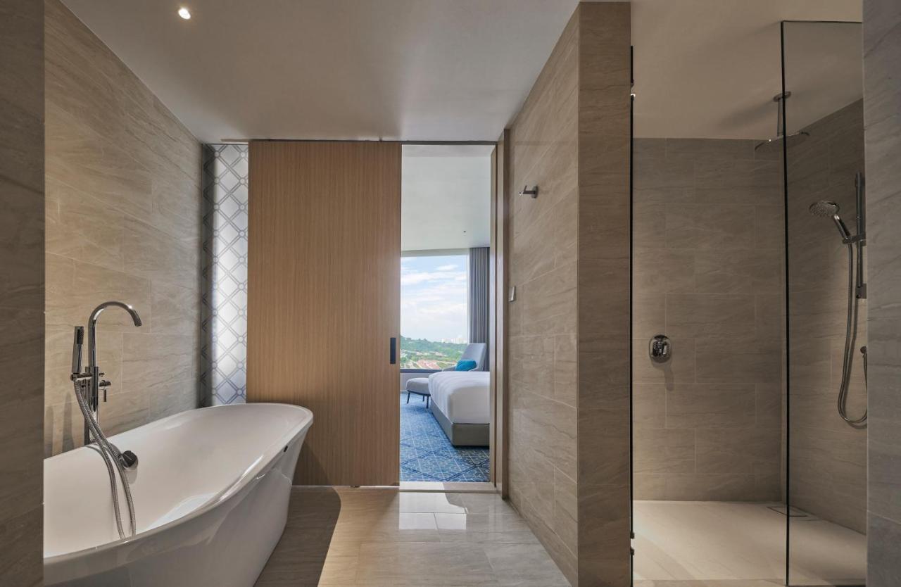 Amari Spice Penang Hotel Bayan Lepas Kültér fotó Bathroom