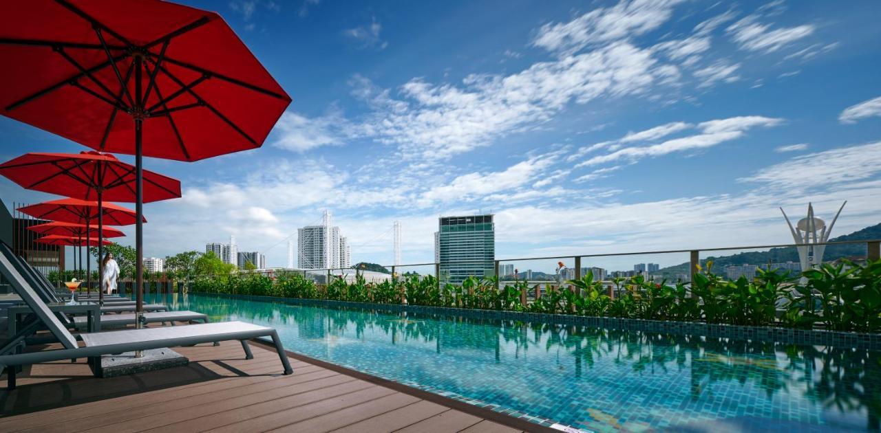 Amari Spice Penang Hotel Bayan Lepas Kültér fotó The swimming pool at the rooftop