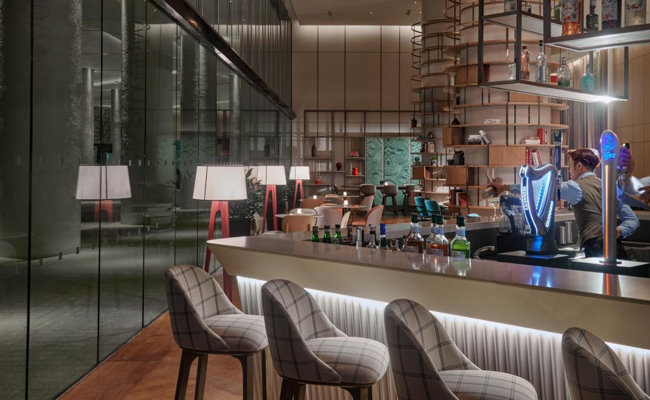 Amari Spice Penang Hotel Bayan Lepas Kültér fotó The bar at the hotel