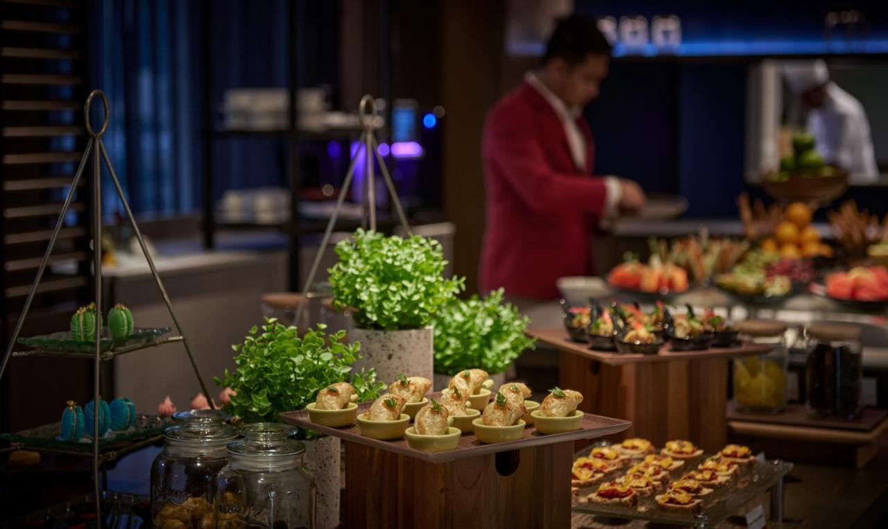 Amari Spice Penang Hotel Bayan Lepas Kültér fotó A buffet at a hotel